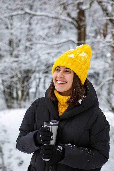 Lächelnde Frau Winteroutfit Trinkt Aufwärmgetränk Aus Mehrwegbecher — Stockfoto