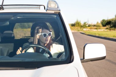 Genç, güzel, gülümseyen bir kadın. kiralama kavramı