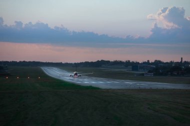 Gün batımında uçak pistte. Boşluğu kopyala