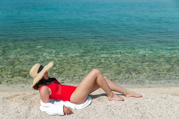 Donne Sexy Costume Bagno Rosso Sdraiato Sulla Spiaggia Soleggiata Del — Foto Stock