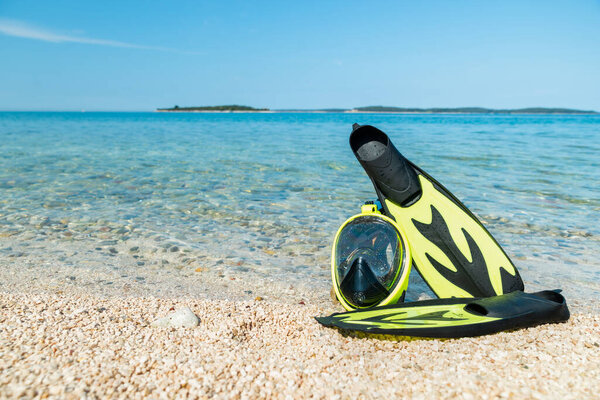 маска для подводного плавания с ластами на морском пляже. Летнее время, концепция отпуска. копировальное пространство