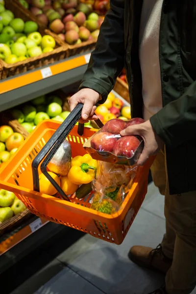 Hombre Comprando Frutas Tienda Comestibles Medico Mas Cara Covid Concepto — Foto de Stock