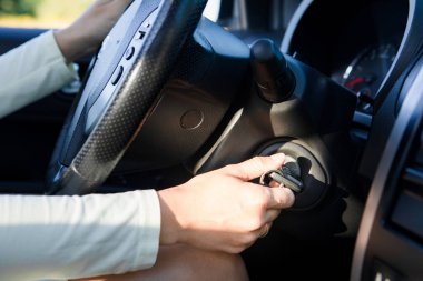 Araba anahtarları kapalı yolculuk konseptinde ateşlenir