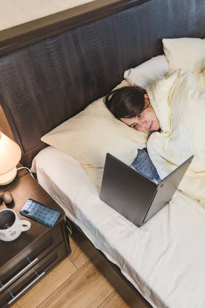 Mujer Acostada Cama Cubierta Con Manta Mirando Espectáculo Espacio Copia — Foto de Stock