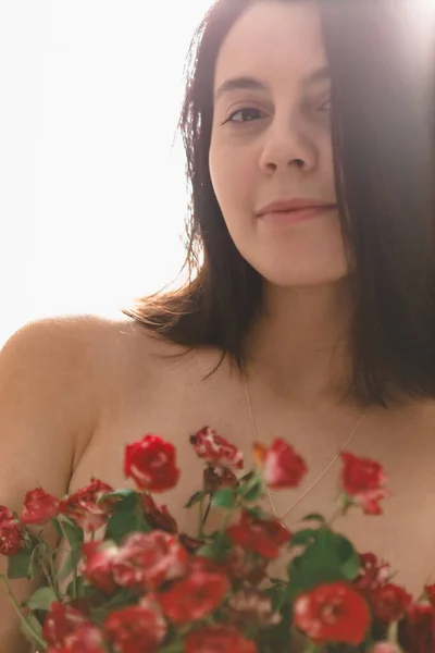 Молодая Сексуальная Женщина Покрыть Brest Букетом Белой Розы Нежной Красоты — стоковое фото