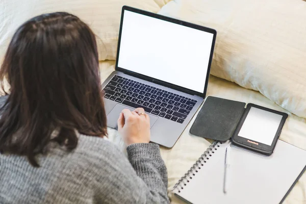 Mulher Que Trabalha Estudando Laptop Que Coloca Lista Telefônica Vista — Fotografia de Stock