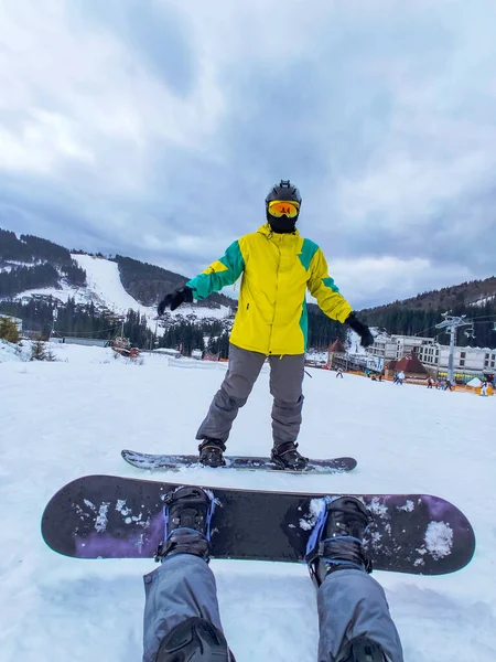 Egy Pár Havas Dombon Snowboarddal Téli Tevékenységek Személynézet — Stock Fotó