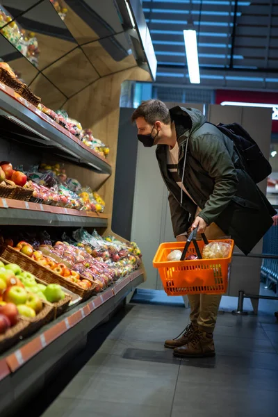 Mann kauft Obst im Lebensmittelgeschäft — Stockfoto