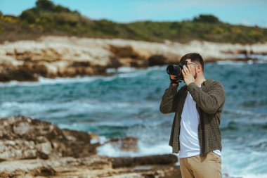 Profesyonel fotoğrafçı deniz manzarası çekiyor.