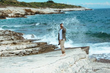Profesyonel fotoğrafçı deniz manzarası çekiyor.