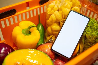 Market sepetinde beyaz ekranlı telefon