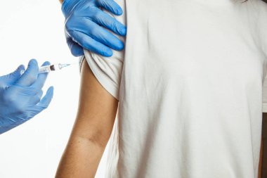 Aşı enjeksiyonunu omuz beyazından fotokopi alanına yapmak