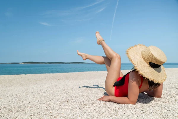Sexy Women Red Swimsuit Laying Sunny Sea Beach Copy Space — Stock Photo, Image