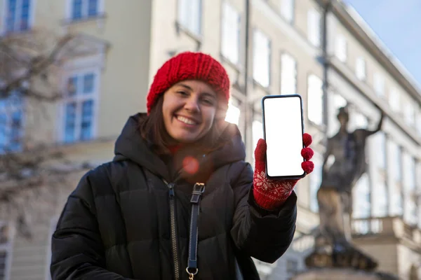 Homem Chapéu Inverno Vermelho Segurando Telefone Com Branco Vazio Tela — Fotografia de Stock