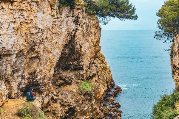 Uçurumun Kenarında Sırt Çantalı Bir Adam Denize Bakıyor Boşluğu Kopyala — Stok fotoğraf