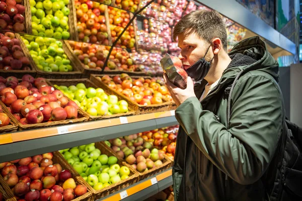 Muž Čichání Jablko Potravinách Obchod Lékařské Mas Tváři Covid Koncept — Stock fotografie
