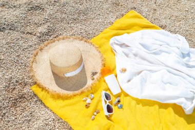 Sarı battaniye ve plaj eşyaları manzarası. yaz tatili