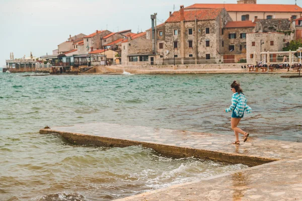 Frau Die Bei Stürmischem Wetter Stadtkai Von Umag Vorbeiläuft Kopierraum — Stockfoto