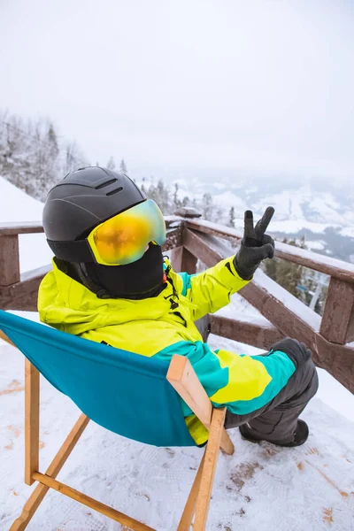 Hombre Sentado Silla Mirando Vista Panorámica Las Montañas Nevadas Concepto —  Fotos de Stock