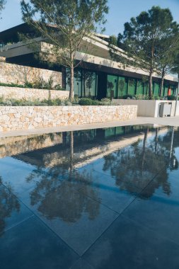 Evin önündeki modern çeşme manzarası. kopyalama alanı. gün batımı