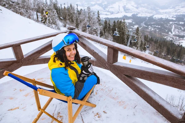 Kobieta Stroju Narciarskim Siedzi Krześle Patrząc Panoramiczny Widok Szczytu Górskiej — Zdjęcie stockowe