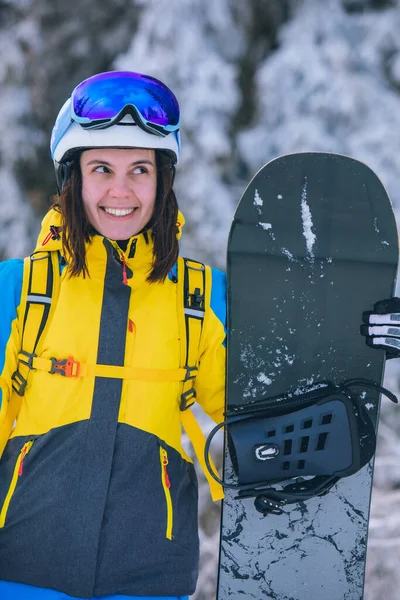 Güzel Kadın Snowboardcu Portresi Kış Aktiviteleri — Stok fotoğraf