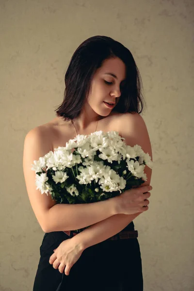 Young Sexy Woman Cover Brest Bouquet White Flowers Gentle Beauty — Stock Photo, Image
