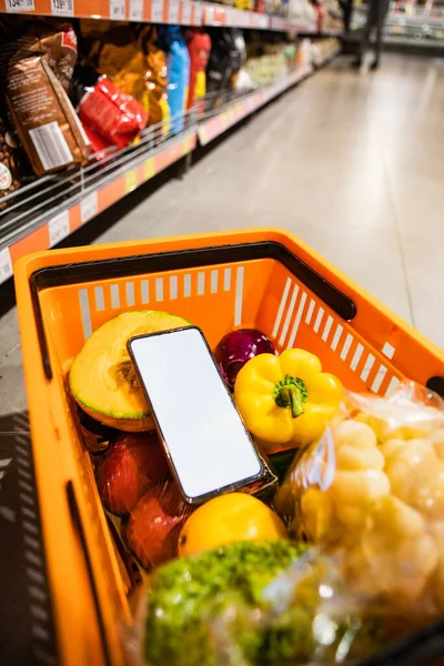 Telefone Com Tela Branca Espaço Cópia Cesta Supermercado — Fotografia de Stock