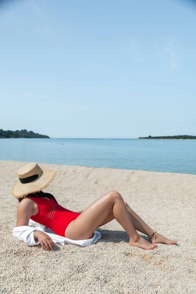 Donne Sexy Costume Bagno Rosso Sdraiato Sulla Spiaggia Soleggiata Del — Foto Stock