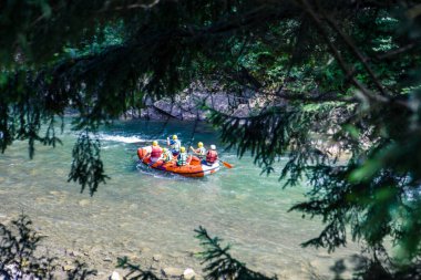 Dzembronia, Ukrayna - 1 Ağustos 2020: dağ nehri kıyısında rafting yapan bir grup insan. Boşluğu kopyala.