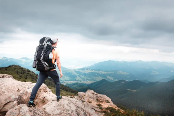 Jovem Caminhante Nas Montanhas Caminho Trekking Verão Espaço Cópia — Fotografia de Stock