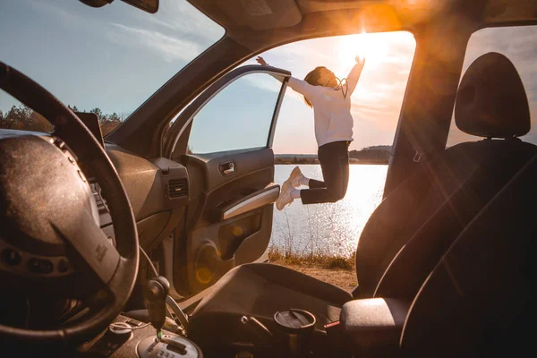 Mulher Pulando Praia Rio Por Sol Vista Através Carro Emoções — Fotografia de Stock