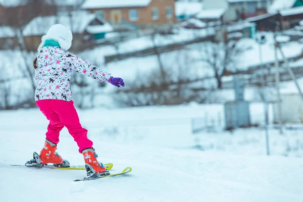 Lviv Ukraine Ocak 2019 Pembe Pantolonlu Kız Karlı Tepede Kayak — Stok fotoğraf