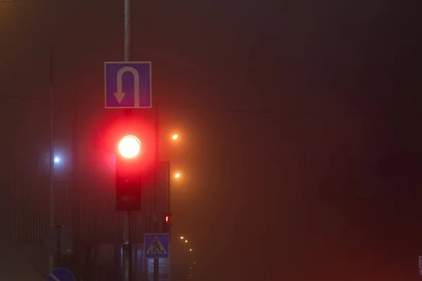 Punainen Liikennevalo Yöllä Kaupungin Sumu Kopioi Tilaa — kuvapankkivalokuva