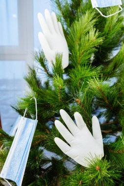 2021 yılbaşı konsepti eldiven ve tıbbi maskeyle süslenmiş noel ağacı eldiven ve tıbbi maskeyle süslenmiş yeni yıl ağacı