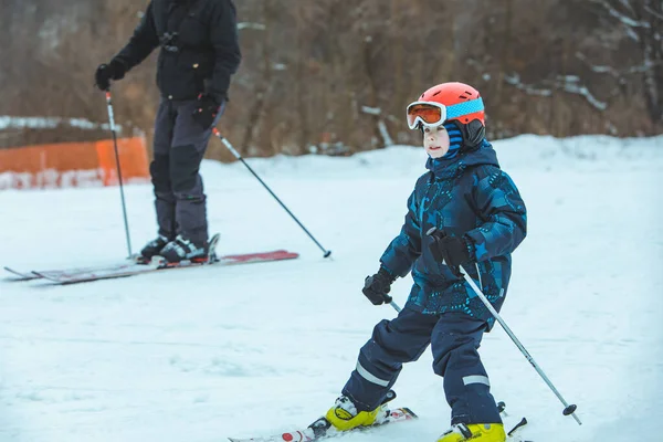 Lviv Ucrania Enero 2019 Niño Pequeño Esquiando Colina Abajo Actividad —  Fotos de Stock
