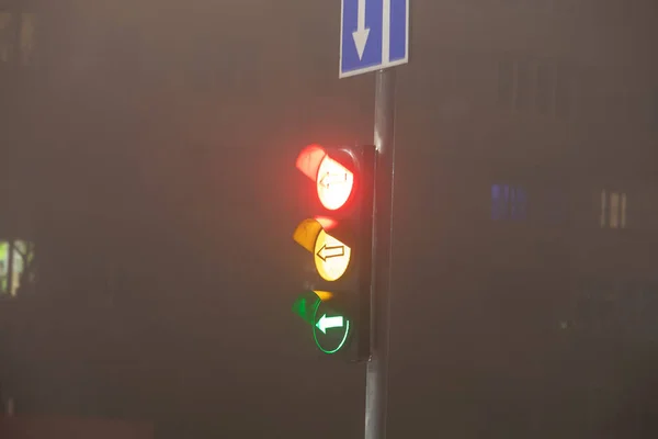 Verkeerslicht Nachts Stad Mist Kopiëren Ruimte — Stockfoto