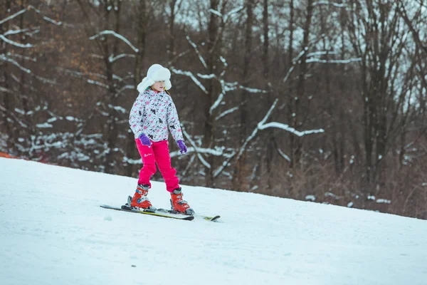 Lviv Ukraine Januari 2019 Meisje Roze Broek Skiën Naar Beneden — Stockfoto