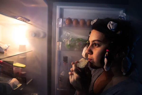 Verstoß Gegen Die Ernährung Übermäßiges Essen Der Nacht Öffnen Kühlschrank — Stockfoto