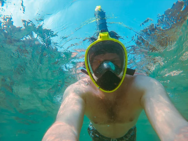 Man Met Snorkelmasker Onderwater Zomer Zee Vakantie Helder Transparant Water — Stockfoto