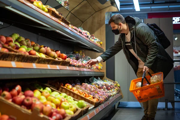 Muž Kupující Ovoce Potravinách Obchod Lékařské Mas Tváři Covid Koncept — Stock fotografie
