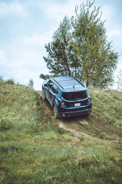 Suv Carro Conceito Viagem Por Estrada Suja Espaço Cópia — Fotografia de Stock