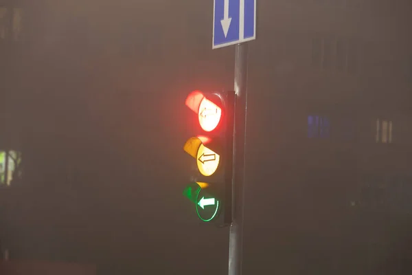 Sygnalizacja Świetlna Nocy Miejska Przestrzeń Kopiowania Mgły — Zdjęcie stockowe