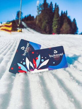 Bukovel, Ukrayna - 6 Aralık 2020: sabah kadife koşu alanında kayak geçişleri