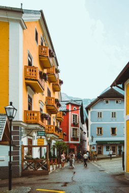 Hallstatt, Avusturya - 15 Haziran 2019: Turist sokağı insan kaynıyor. seyahat kavramı