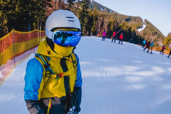 Porträt Einer Skirennläuferin Bei Sonnigem Tag — Stockfoto