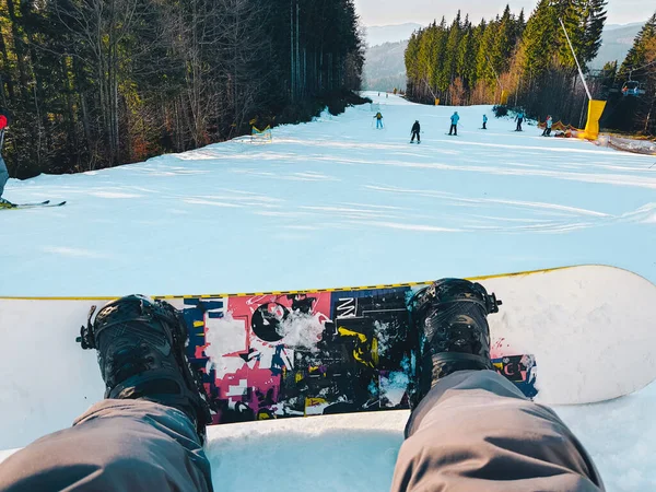 Kayak Pistinde Oturan Snowboard Adam Fotokopi Alanı — Stok fotoğraf