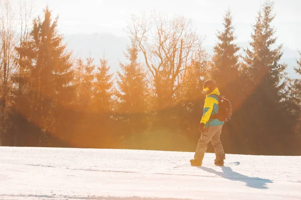 Muž Chůze Kopci Snowboard Hory Pozadí — Stock fotografie