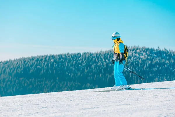 Γυναίκα Σκι Κάτω Από Χειμερινή Πλαγιά Βουνά Στο Παρασκήνιο — Φωτογραφία Αρχείου
