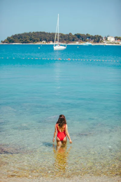 Sexig Kvinna Röd Baddräkt Stående Havsvatten Kust Yacht Bakgrunden Sommarsemester — Stockfoto